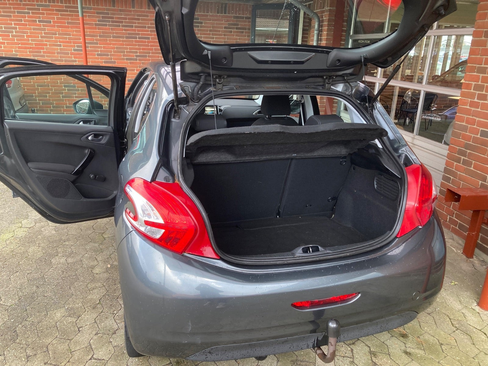Grå Peugeot 208 fra 2012