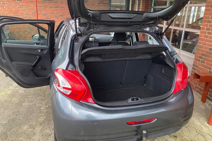 Grå Peugeot 208 fra 2012