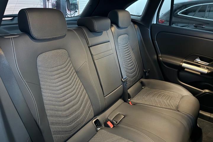 Hvid Mercedes EQA300 fra 2025