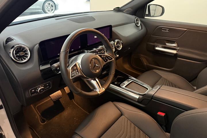 Hvid Mercedes EQA300 fra 2025