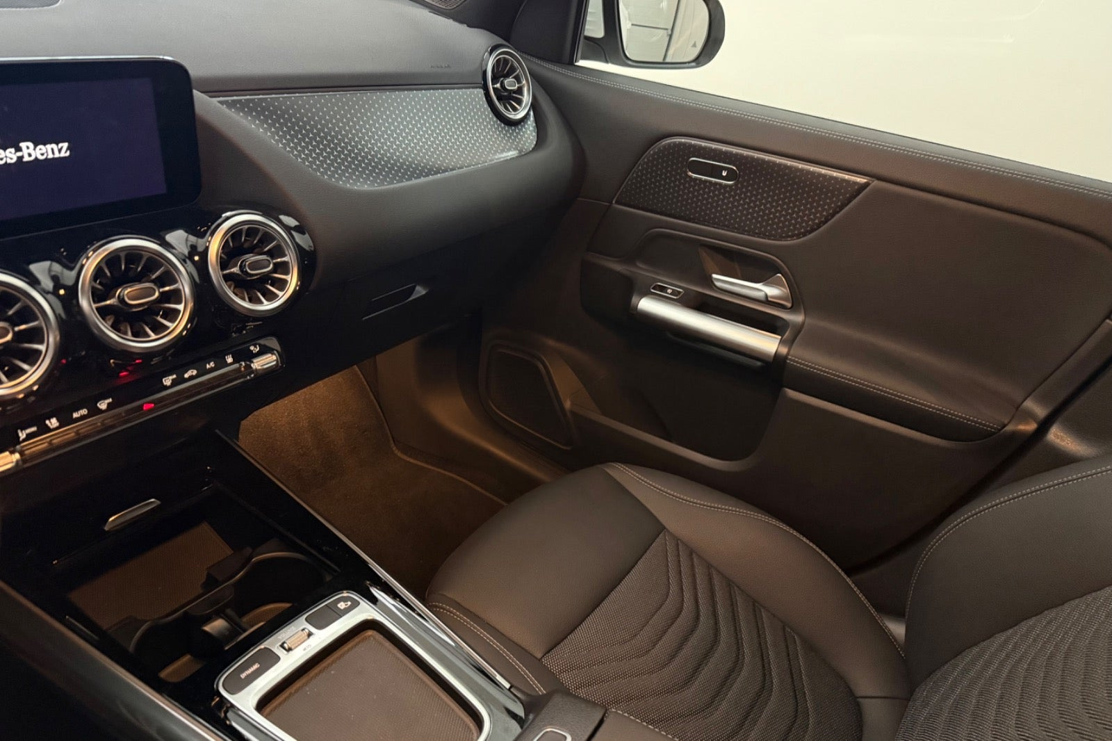 Hvid Mercedes EQA300 fra 2025