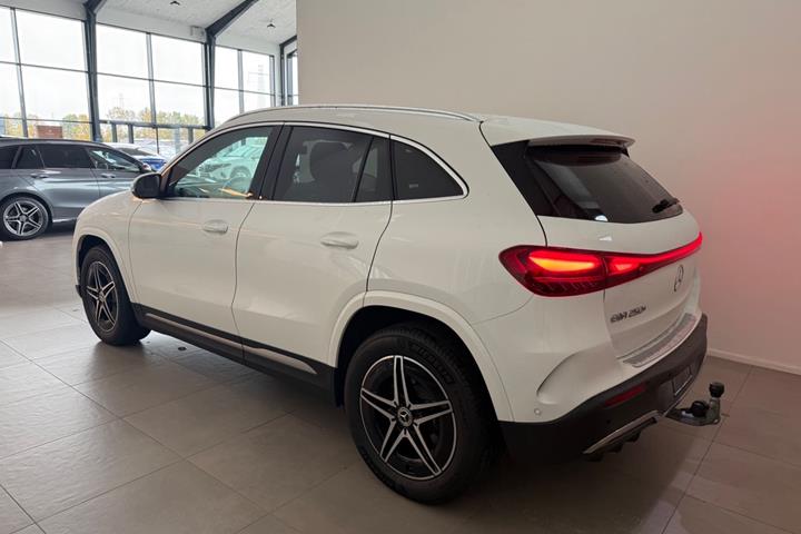 Hvid Mercedes EQA250+ fra 2026