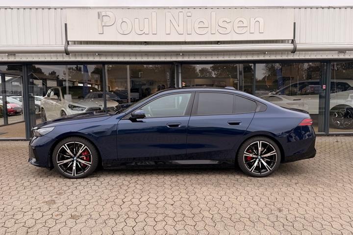Blå BMW i5 fra 2025