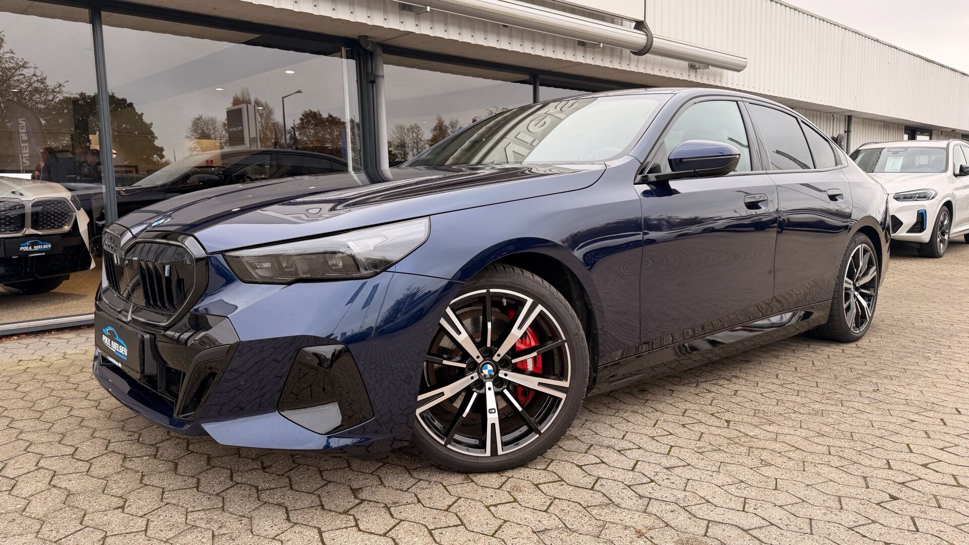 Blå BMW i5 fra 2025