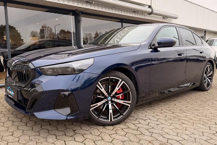 Blå BMW i5 fra 2025