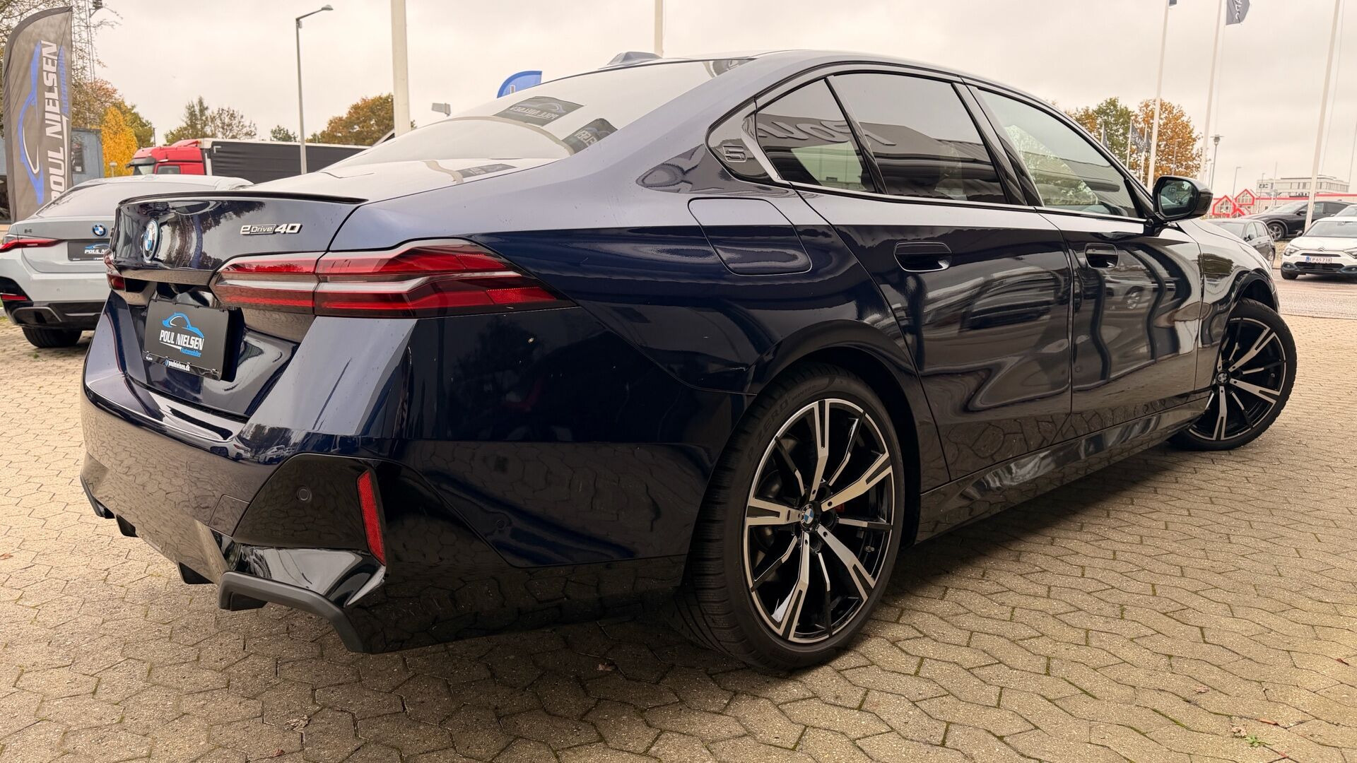 Blå BMW i5 fra 2025