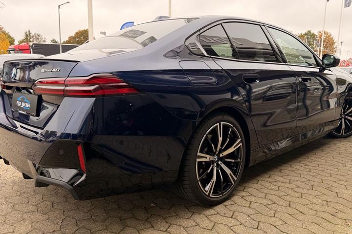 Blå BMW i5 fra 2025
