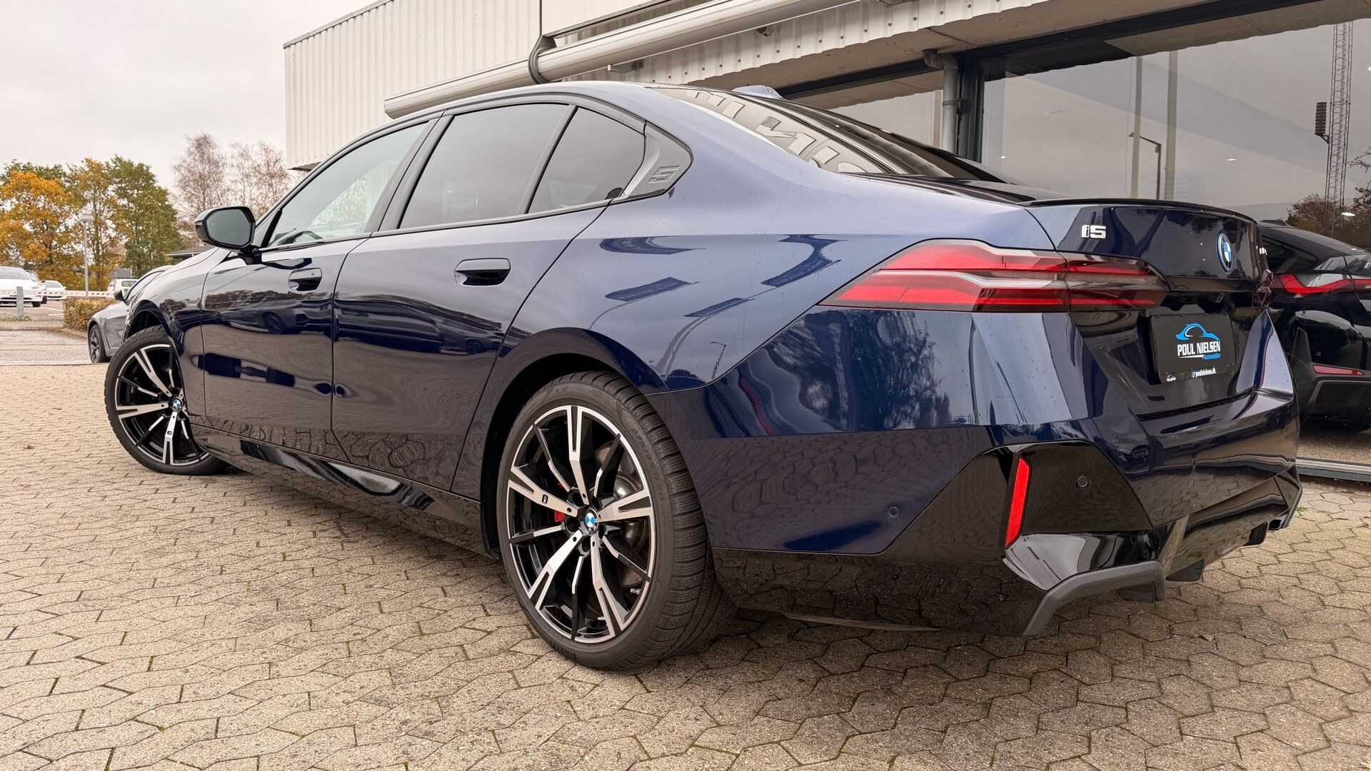 Blå BMW i5 fra 2025