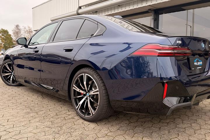 Blå BMW i5 fra 2025