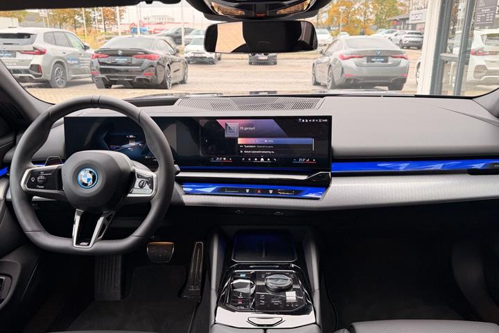 Blå BMW i5 fra 2025