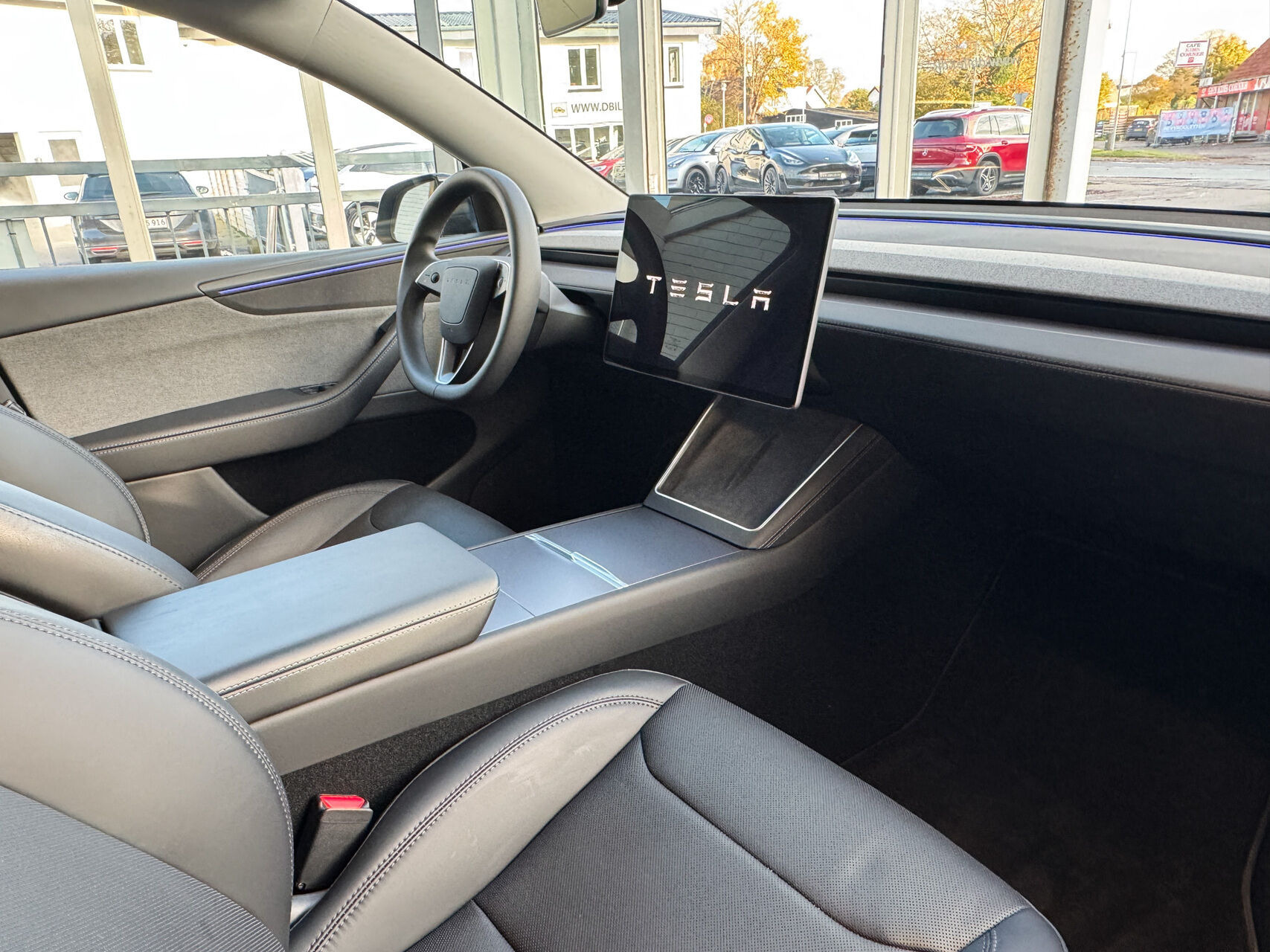 Sort Tesla Model Y fra 2025