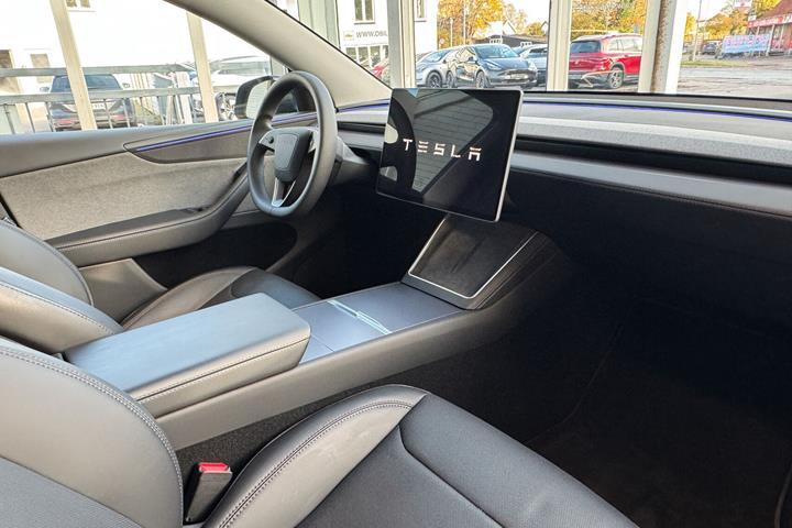 Sort Tesla Model Y fra 2025