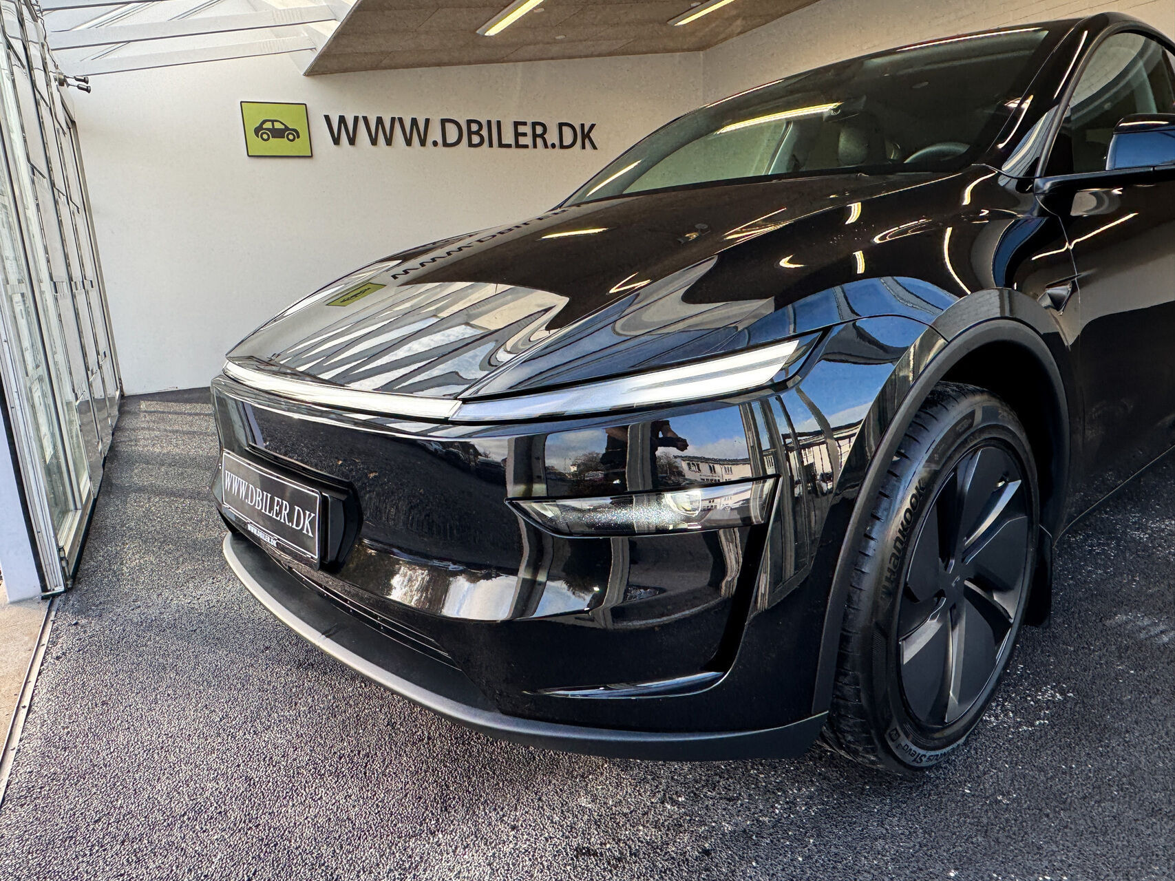 Sort Tesla Model Y fra 2025