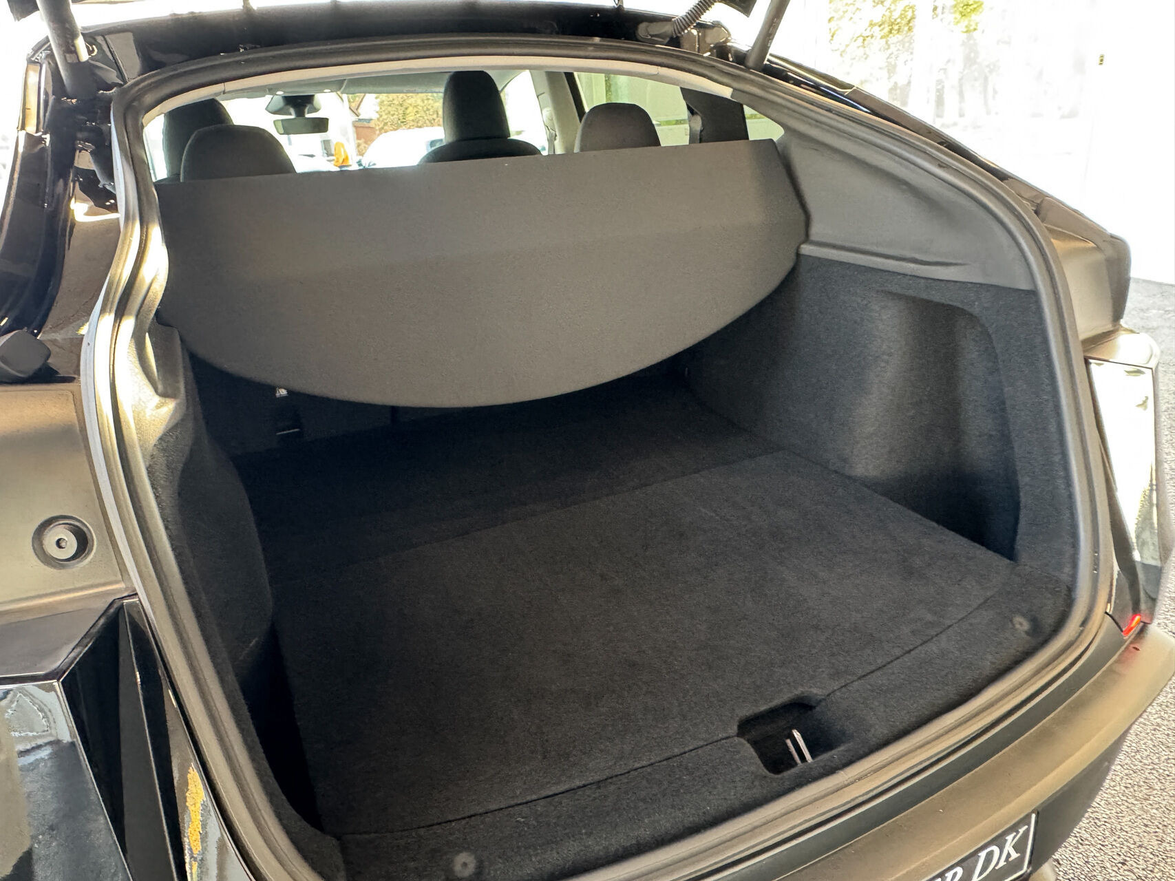 Sort Tesla Model Y fra 2025