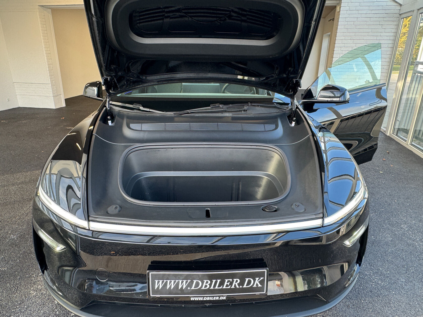 Sort Tesla Model Y fra 2025