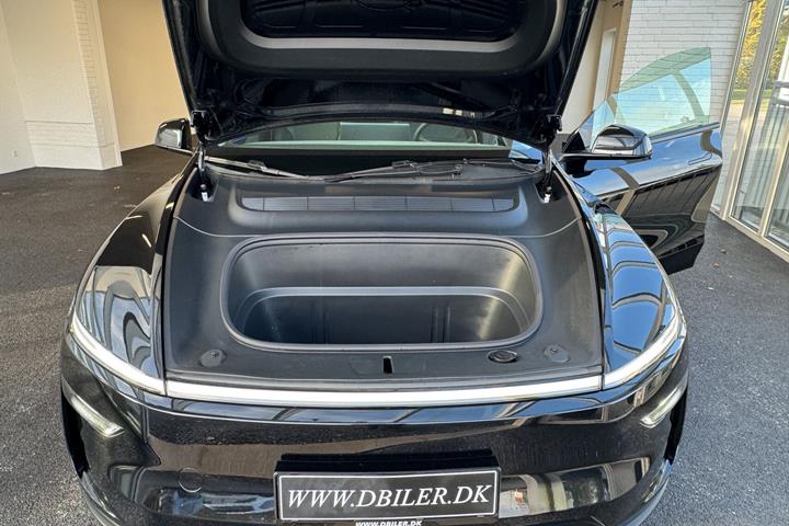 Sort Tesla Model Y fra 2025