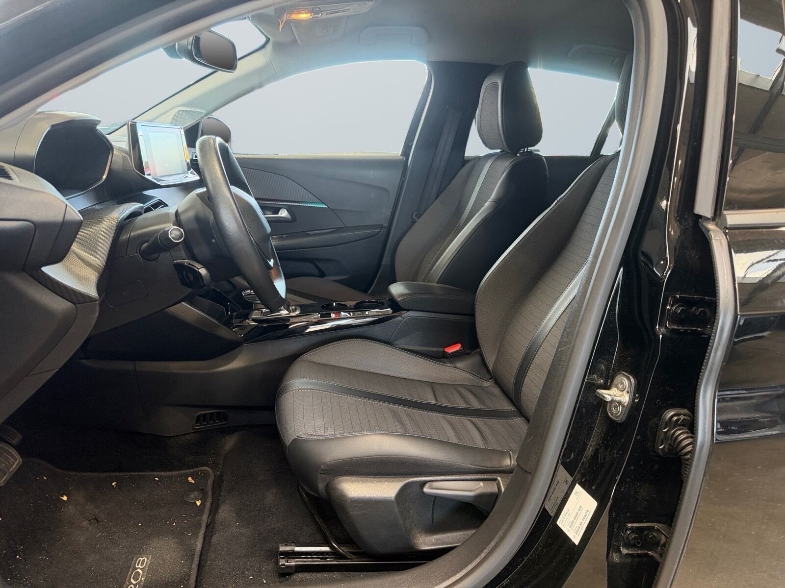 Sort Peugeot e-208 fra 2021