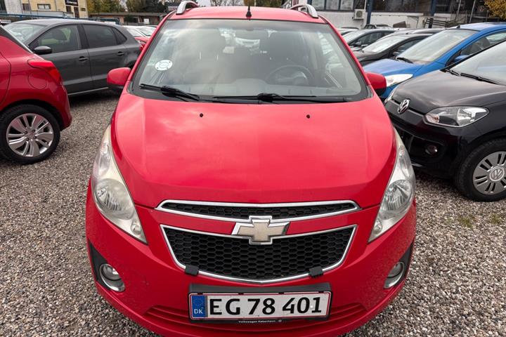 Rød Chevrolet Spark fra 2011