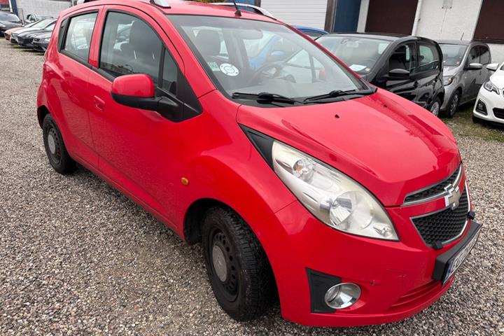 Rød Chevrolet Spark fra 2011