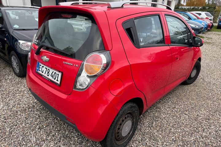 Rød Chevrolet Spark fra 2011