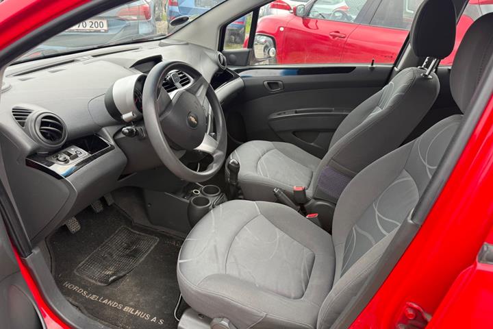 Rød Chevrolet Spark fra 2011