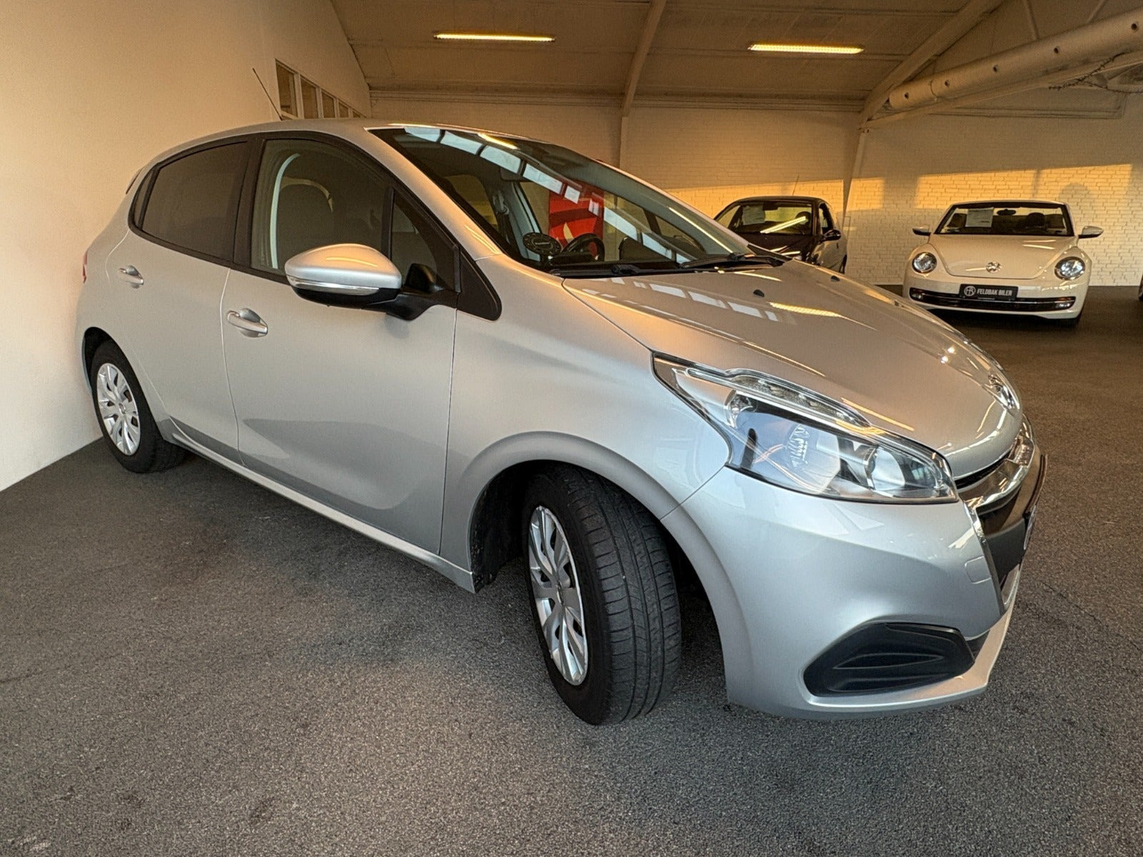 Sølv Peugeot 208 fra 2017