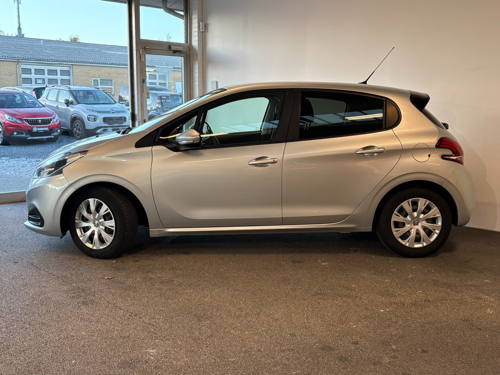 Sølv Peugeot 208 fra 2017