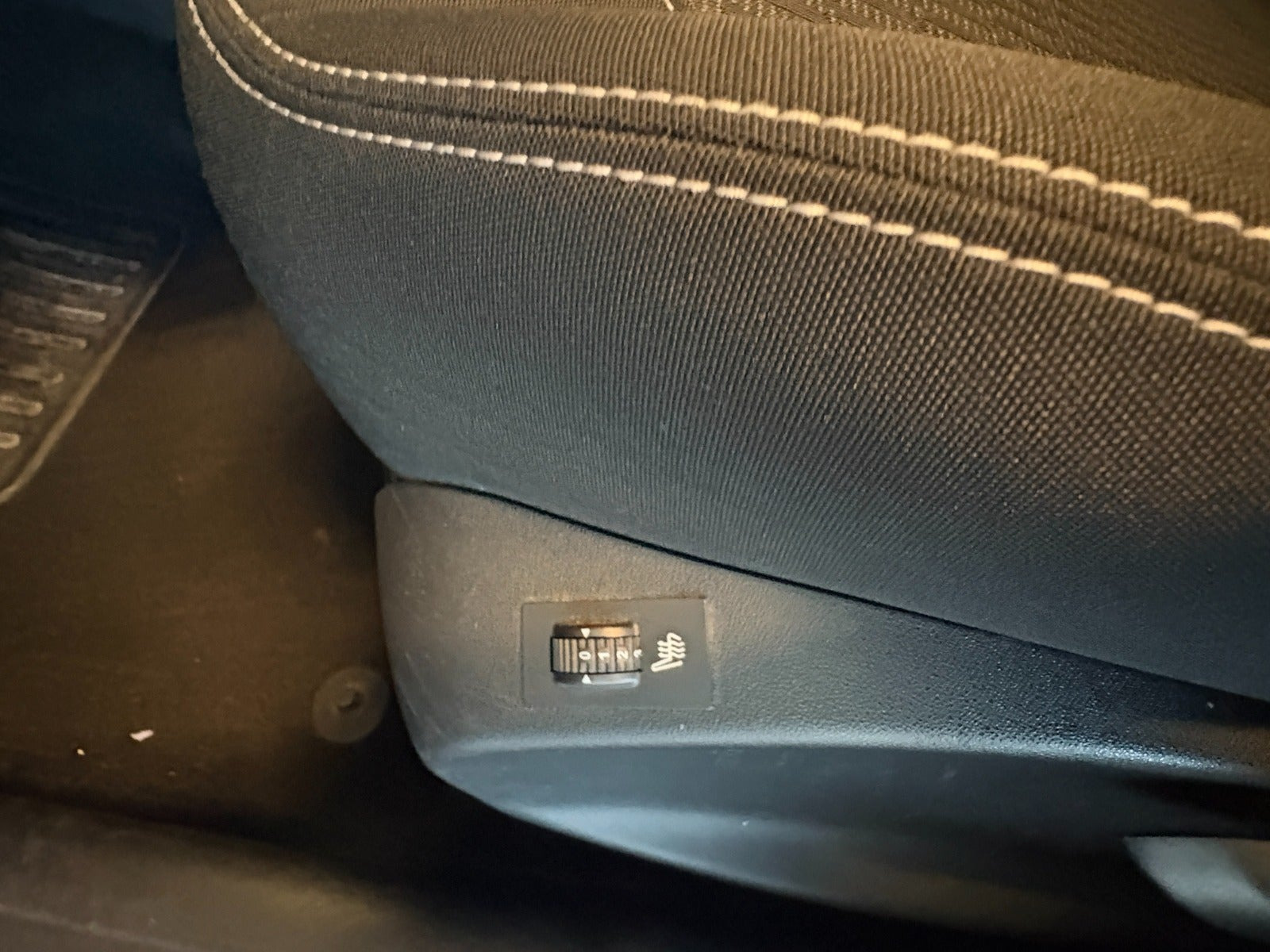 Sølv Peugeot 208 fra 2017