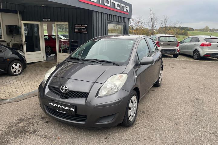 Grå Toyota Yaris fra 2009