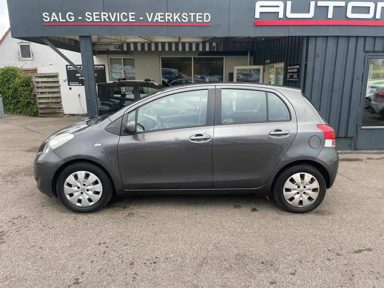 Grå Toyota Yaris fra 2009