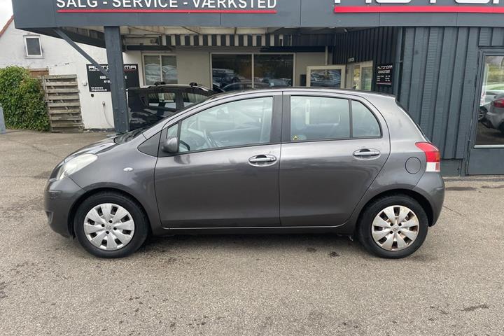 Grå Toyota Yaris fra 2009