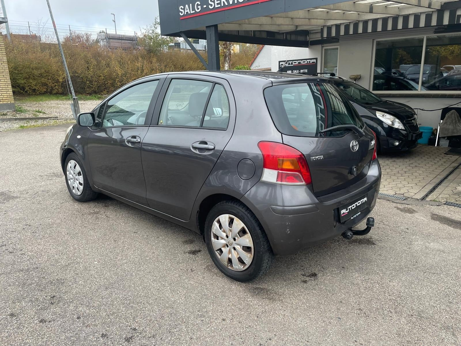 Grå Toyota Yaris fra 2009