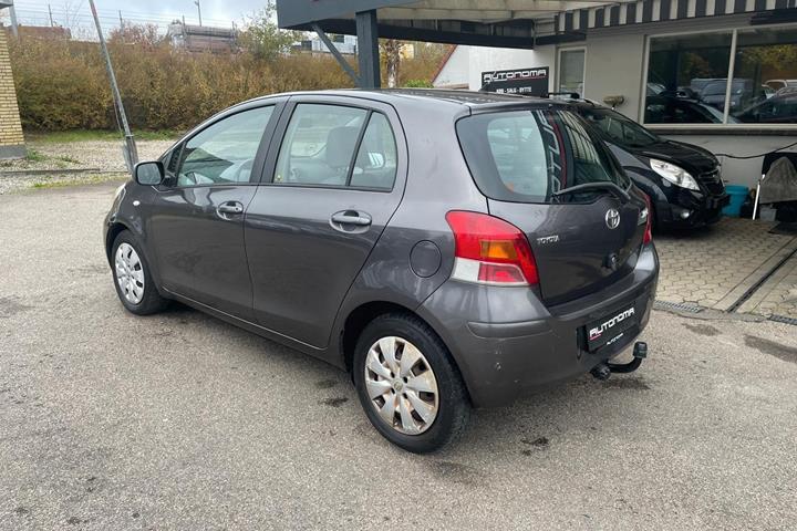 Grå Toyota Yaris fra 2009