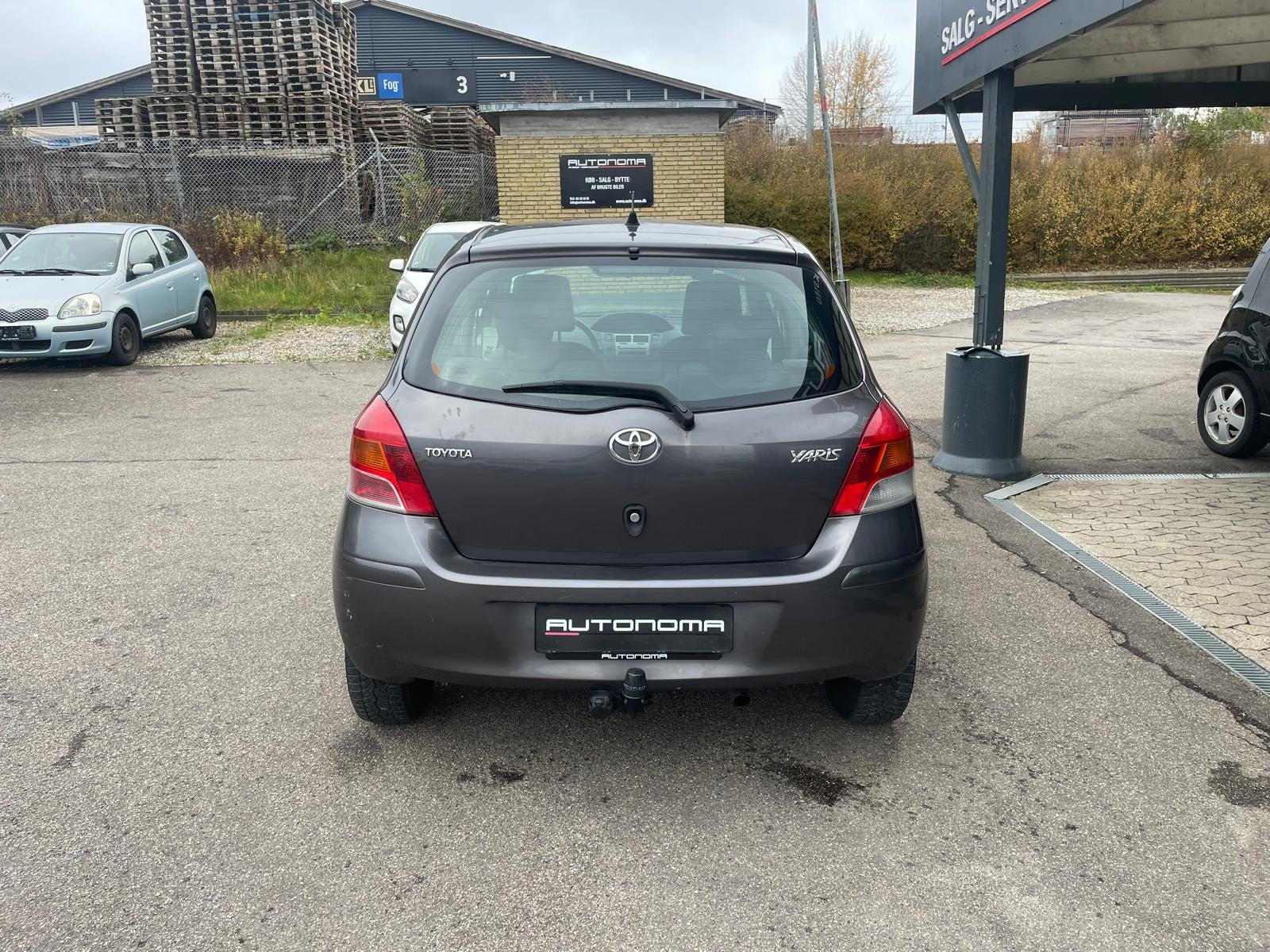 Grå Toyota Yaris fra 2009