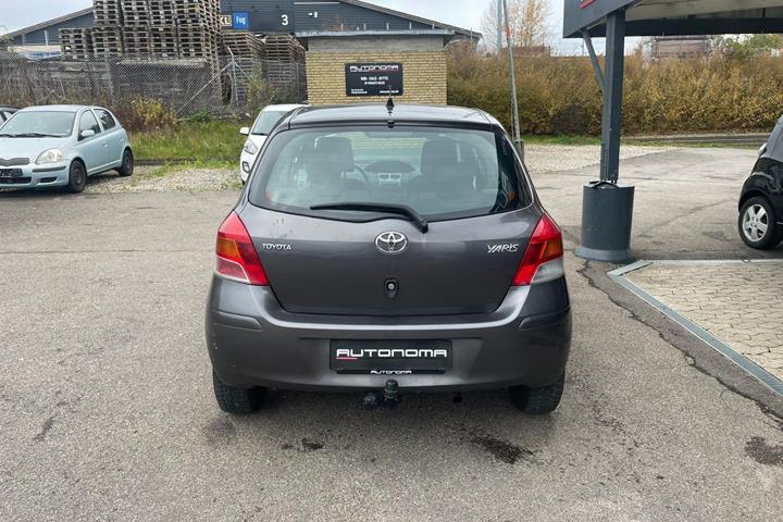 Grå Toyota Yaris fra 2009