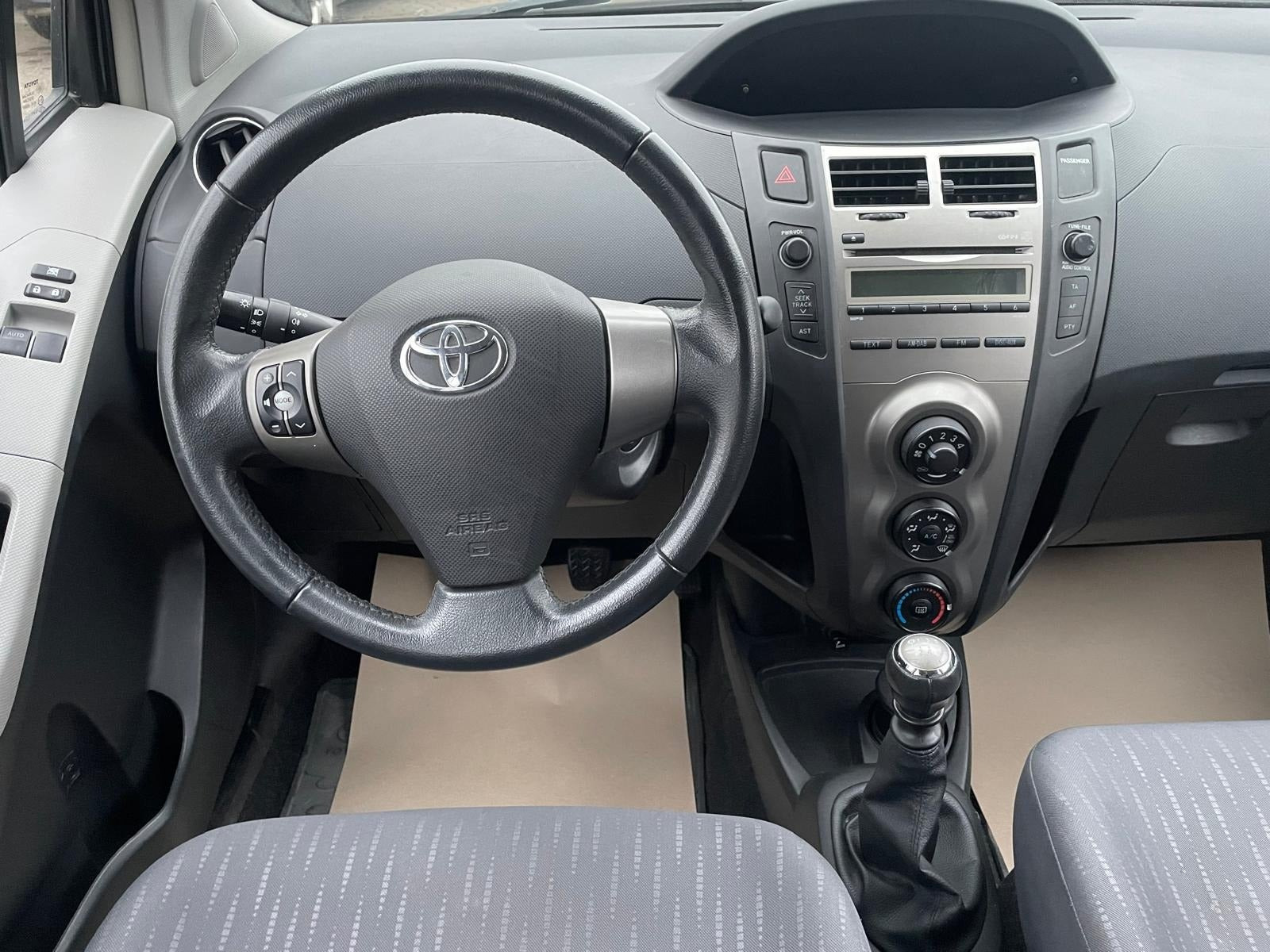 Grå Toyota Yaris fra 2009