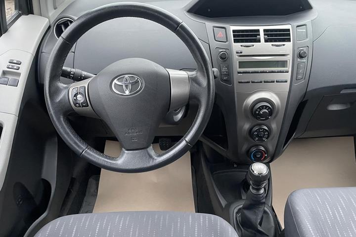 Grå Toyota Yaris fra 2009