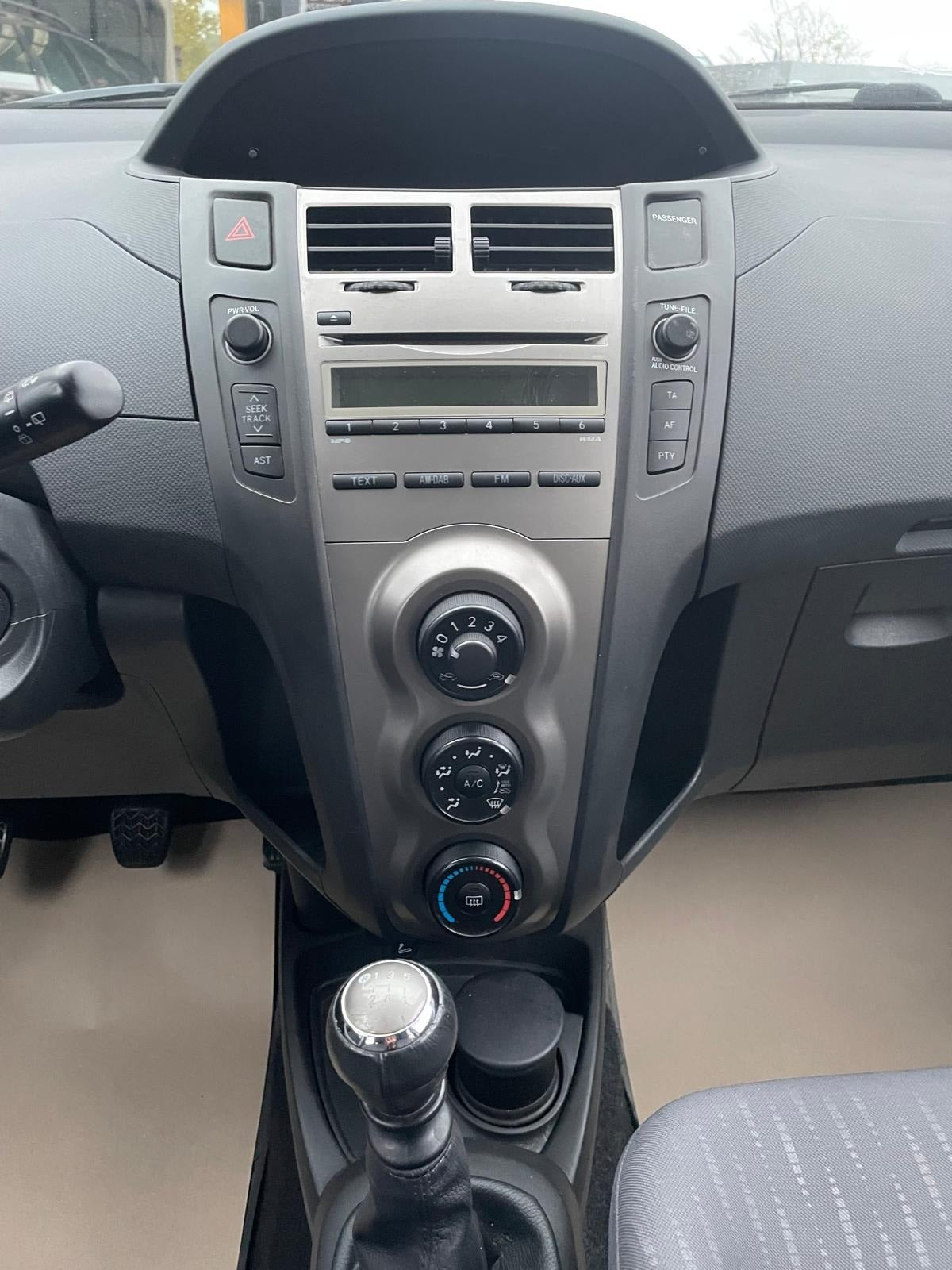 Grå Toyota Yaris fra 2009