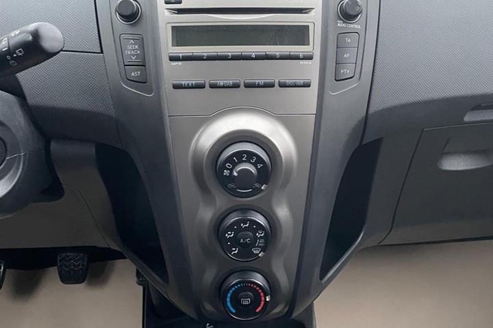 Grå Toyota Yaris fra 2009
