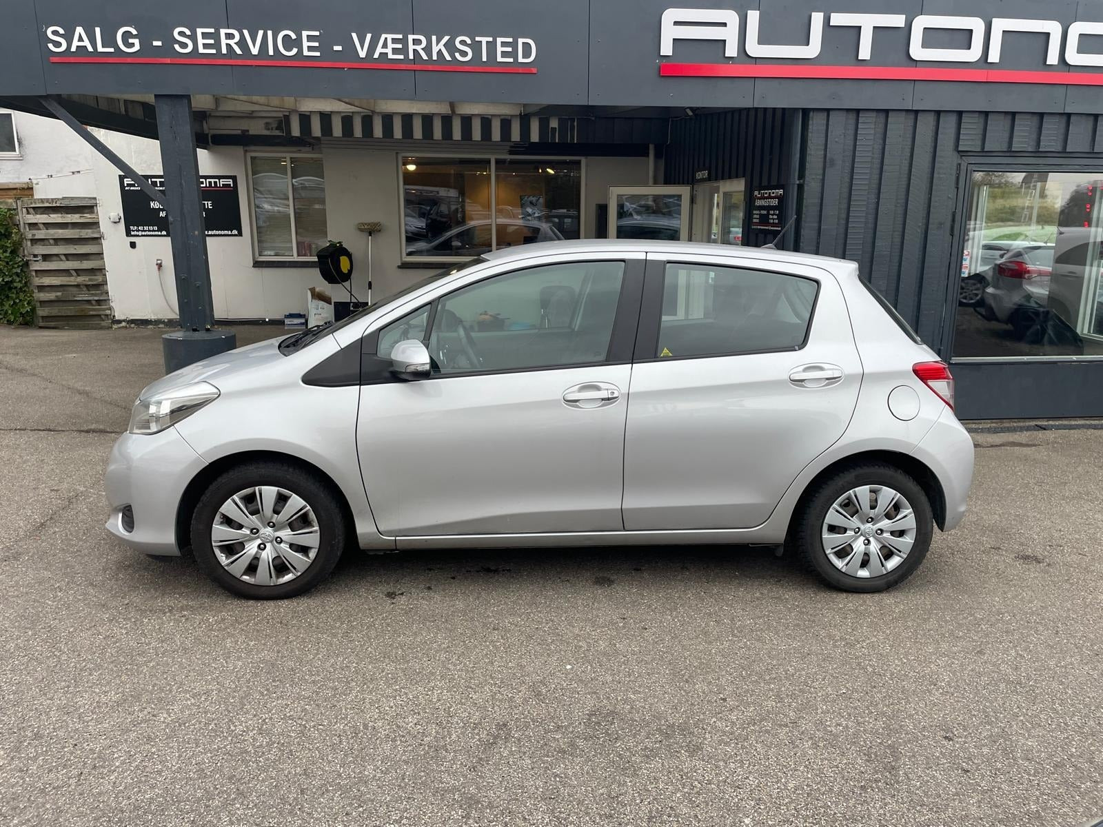 Sølv Toyota Yaris fra 2012