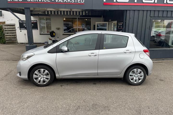 Sølv Toyota Yaris fra 2012
