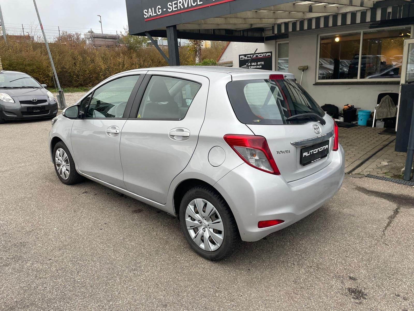 Sølv Toyota Yaris fra 2012