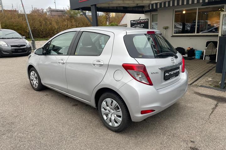Sølv Toyota Yaris fra 2012