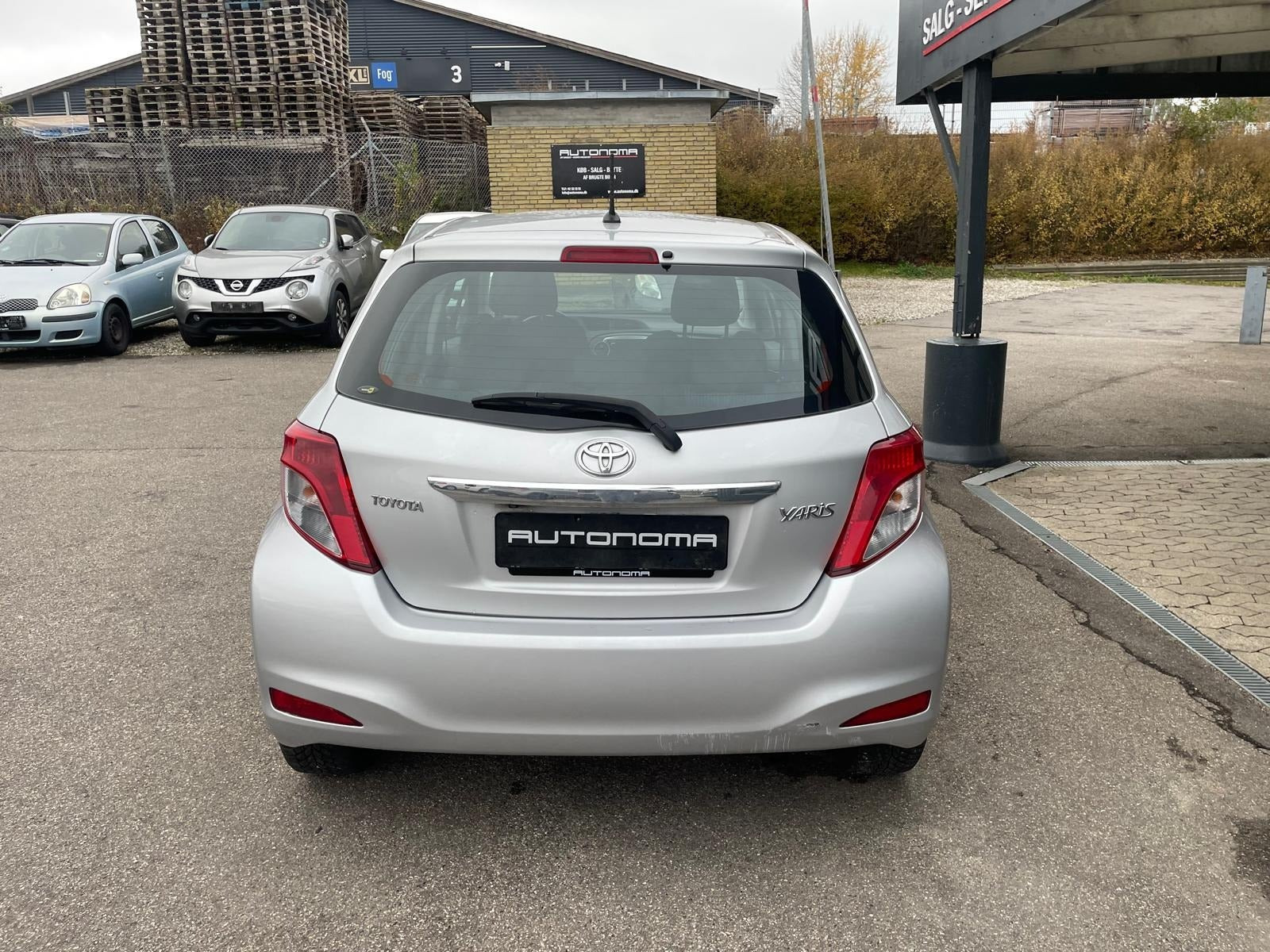 Sølv Toyota Yaris fra 2012