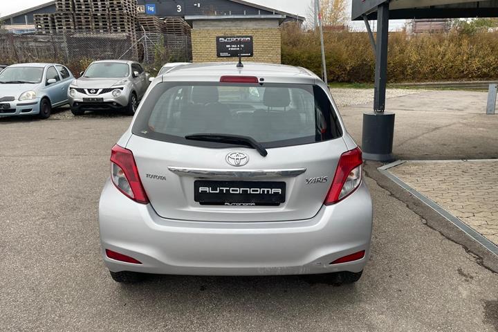 Sølv Toyota Yaris fra 2012