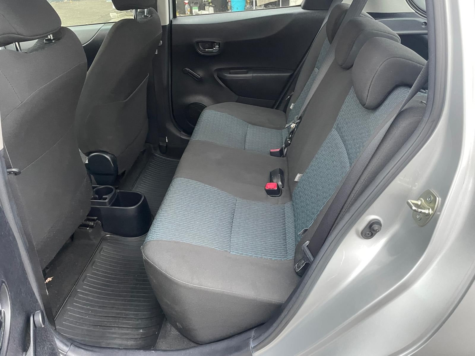 Sølv Toyota Yaris fra 2012