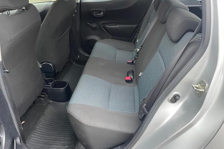 Sølv Toyota Yaris fra 2012