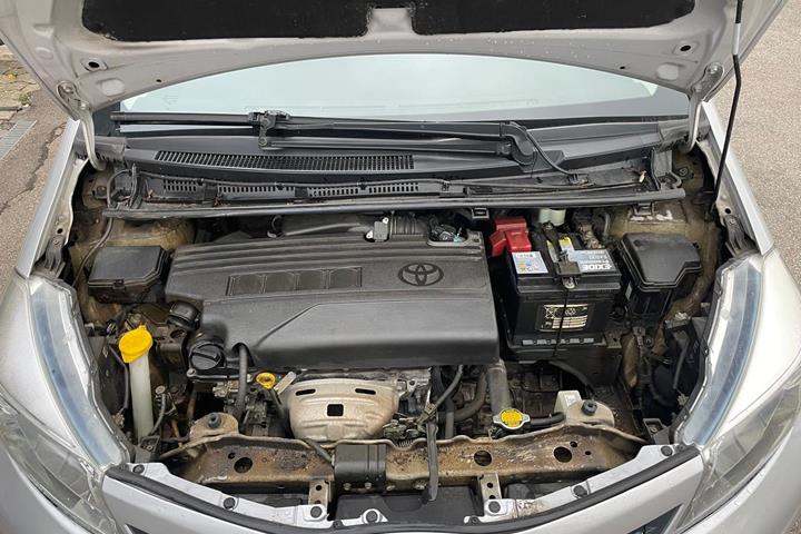 Sølv Toyota Yaris fra 2012