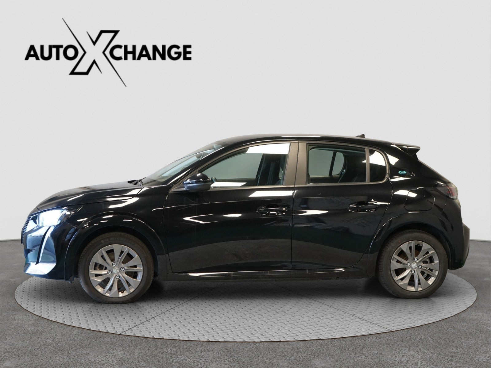 Sort Peugeot e-208 fra 2023