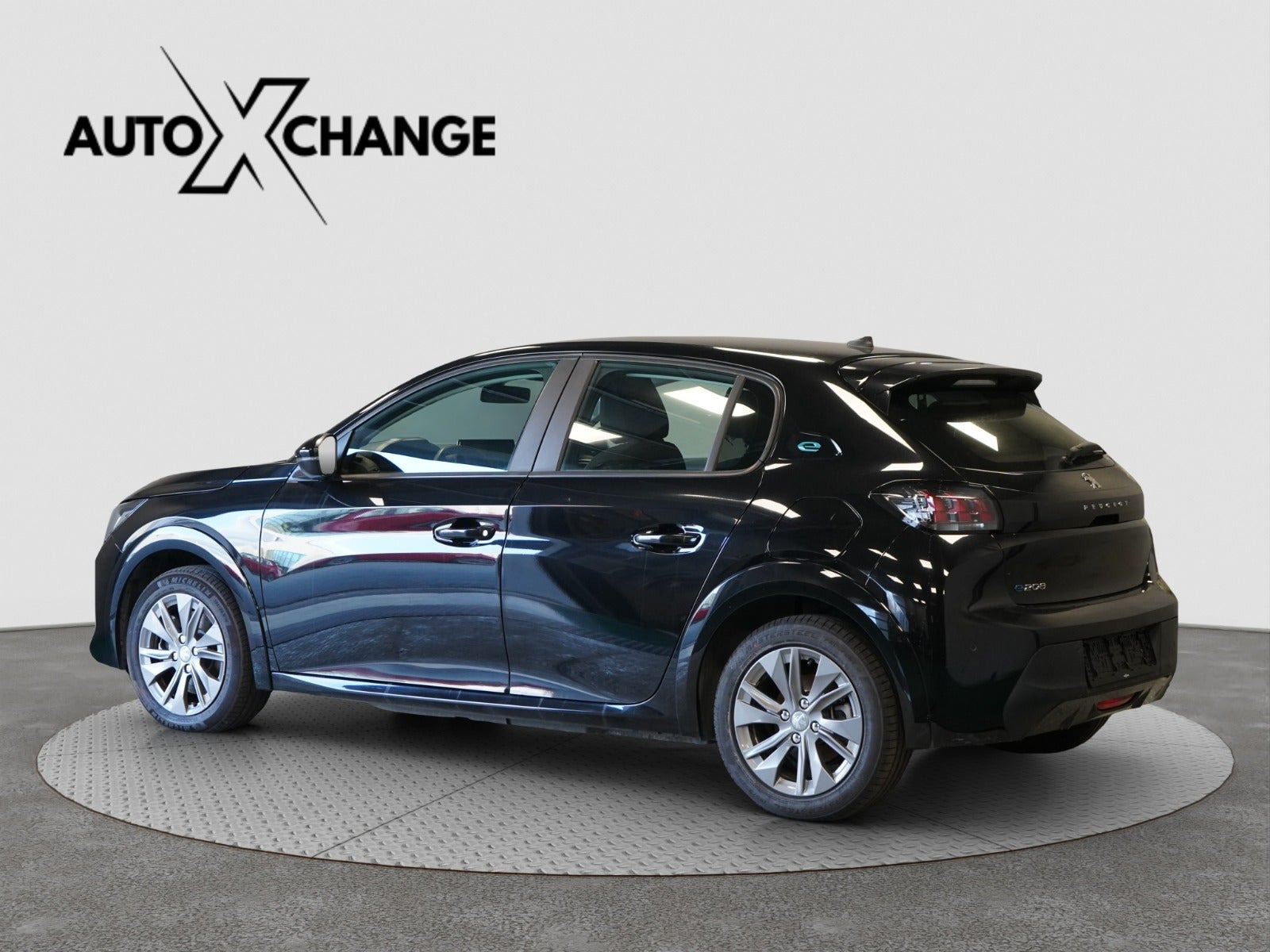 Sort Peugeot e-208 fra 2023